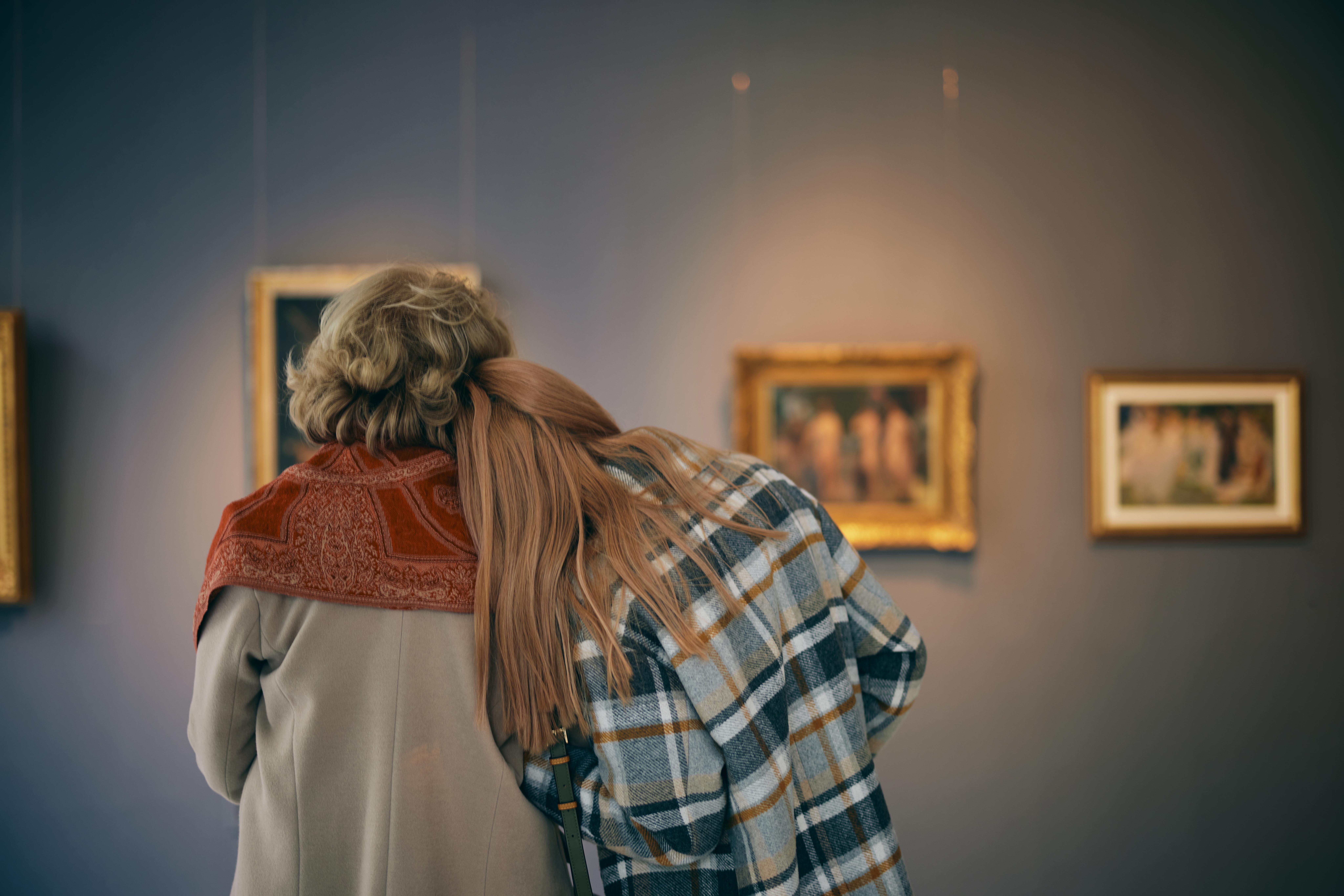 Partager l’art, c’est partager du bonheur : Les bienfaits d’une visite d’exposition en famille ou entre amis